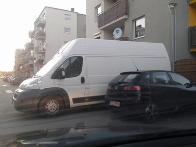 tak wygląda wystający bus z perspektywy kierowcy, pół auta na drodze, gdzie tu bezpieczeństwo? wymiar miejsc parkingowych mówi sam za siebie