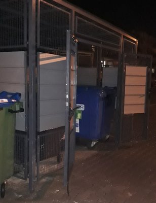 Przy bloku 17 najbliżej domków...